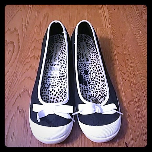 Black and White Heeled Flats w/ Bow - Picture 1 of 3